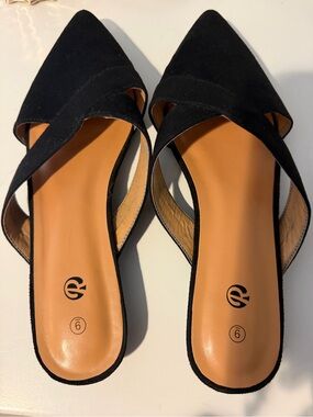 Women’s Pointed Toe Slide Flats in Black - Size 9
